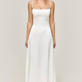 Elegante vestido de noche largo con tirantes finos y espalda escotada.
