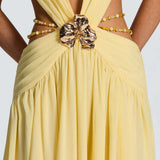 Vestido largo sin espalda con abertura, escote en V profundo, cuello halter y lazo.