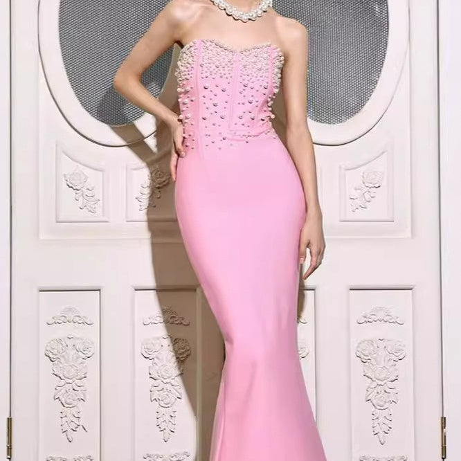 Vestido de noche sin tirantes con cuentas