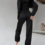 Traje de pantalón de dos piezas con capucha y cordón.