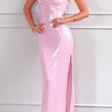 Vestido de noche rosa con lentejuelas, escote en pico y abertura.