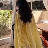 Vestido corto con volantes en satén liso y top de tirantes con chal