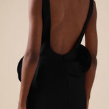 Elegante vestido de noche adornado con flores.