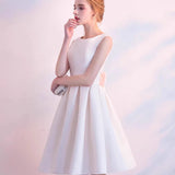 Elegante mini vestido de noche con lazo