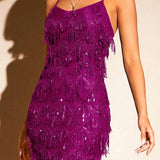 Vestido de noche con tirantes finos y flecos de lentejuelas.