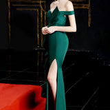 Vestido de noche largo de sirena con abertura en los hombros