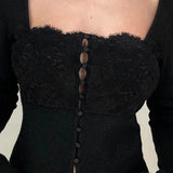 Chaleco negro con cuello cuadrado y botones.