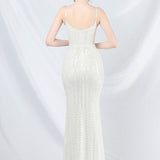Elegante vestido largo con lentejuelas y tirantes finos.