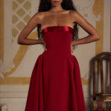 Elegante vestido de noche de patchwork sin tirantes con espalda baja y cintura ajustada.