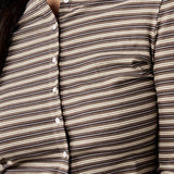 Conjunto sencillo de dos piezas con cordón de botones a rayas