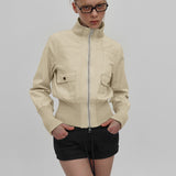 Chaqueta utilitaria con cinturón y bolsillos con cremallera.