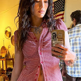 Blusa entallada con estampado de cuadros preppy y cuello abotonado.
