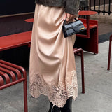 Elegante falda trapecio adornada con encaje.