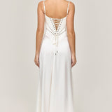 Elegante vestido de noche largo con tirantes finos y espalda escotada.