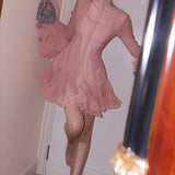 Elegante mini vestido con botones y volantes, mangas largas abullonadas.