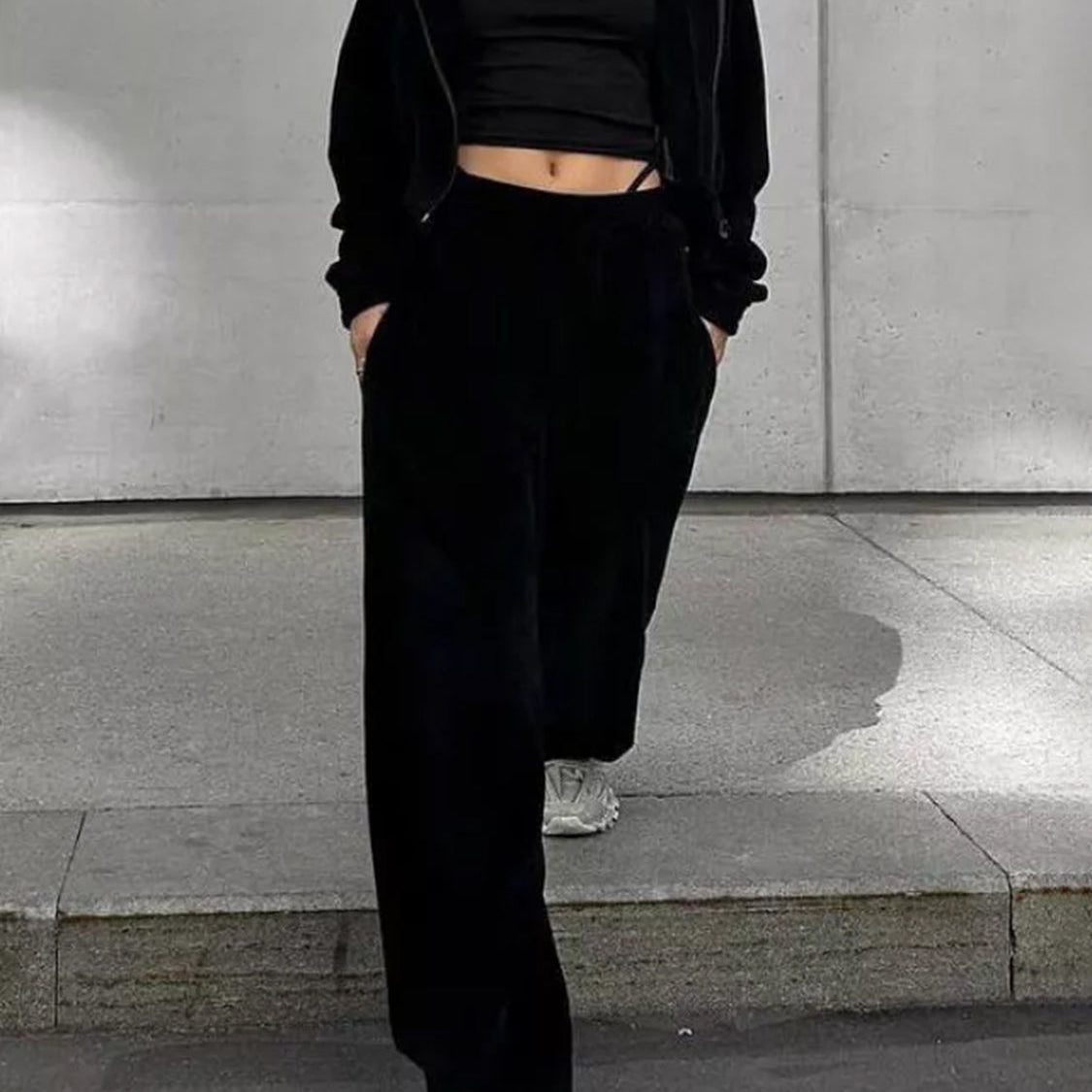 Conjunto deportivo para mujer: chaqueta corta con cremallera y capucha, pantalón de cintura alta