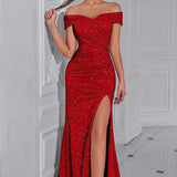 Vestido de noche con lentejuelas, hombros descubiertos y abertura.