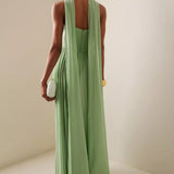 Elegante vestido largo sin tirantes con lazo fruncido