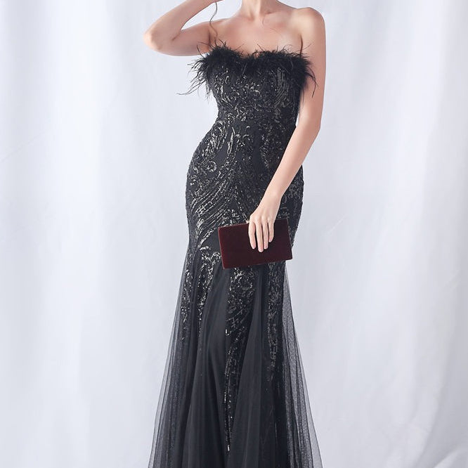 Vestido de noche con lentejuelas y plumas de avestruz
