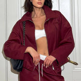 Minifalda con chaqueta estilo streetwear