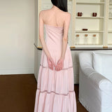 Vestido largo de satén rosa sin tirantes, con tirantes finos y lazo