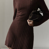 Elegante y divertido mini vestido trapecio de punto con cuello alto y mangas largas.