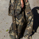 Pantalones cargo casuales de camuflaje con múltiples bolsillos.