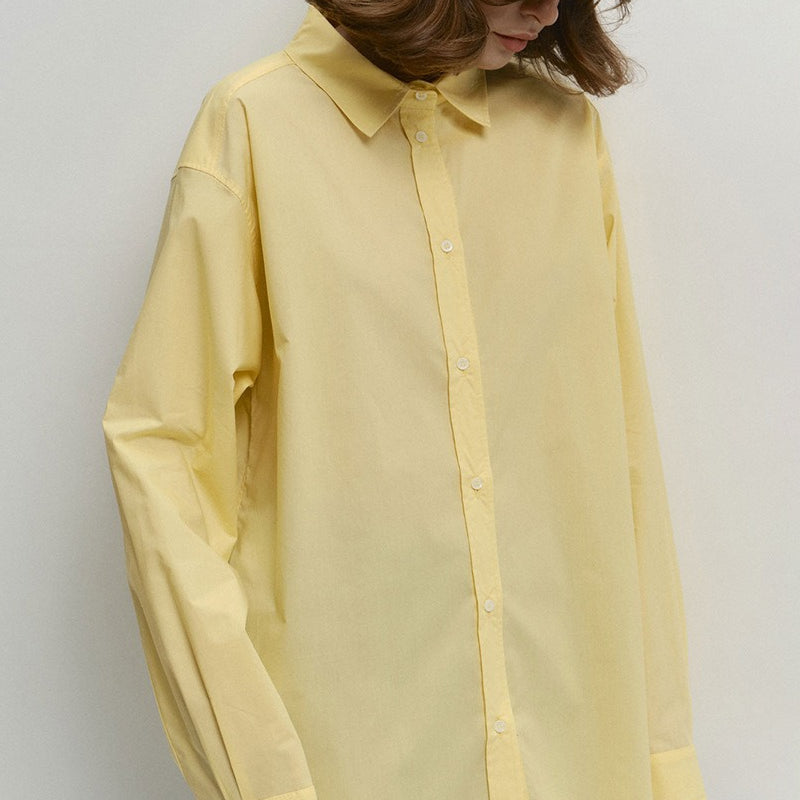 Blusa holgada de algodón amarilla con botones, ideal para uso diario.