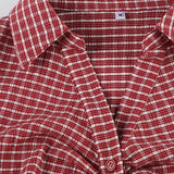 Blusa entallada con estampado de cuadros preppy y cuello abotonado.