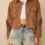 Chaqueta casual con flecos y hombros caídos.
