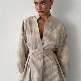 Blusa de rayas con escote en pico y cintura asimétrica con lazo, manga larga