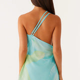 Minivestido sexy estampado con cuello vuelto y hombros descubiertos.
