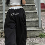 Pantalones cargo de estilo urbano con paneles de encaje
