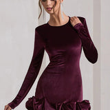 Lujoso minivestido de terciopelo con cuello redondo plisado y mangas largas.