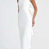 Elegante vestido de noche con lazo y corte entallado.