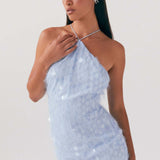 Vestido de noche sin espalda con lentejuelas y encaje.