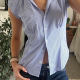 Blusa versátil a cuadros rojos y blancos
