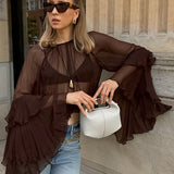 Blusa holgada de gasa con volantes y cuello redondo.