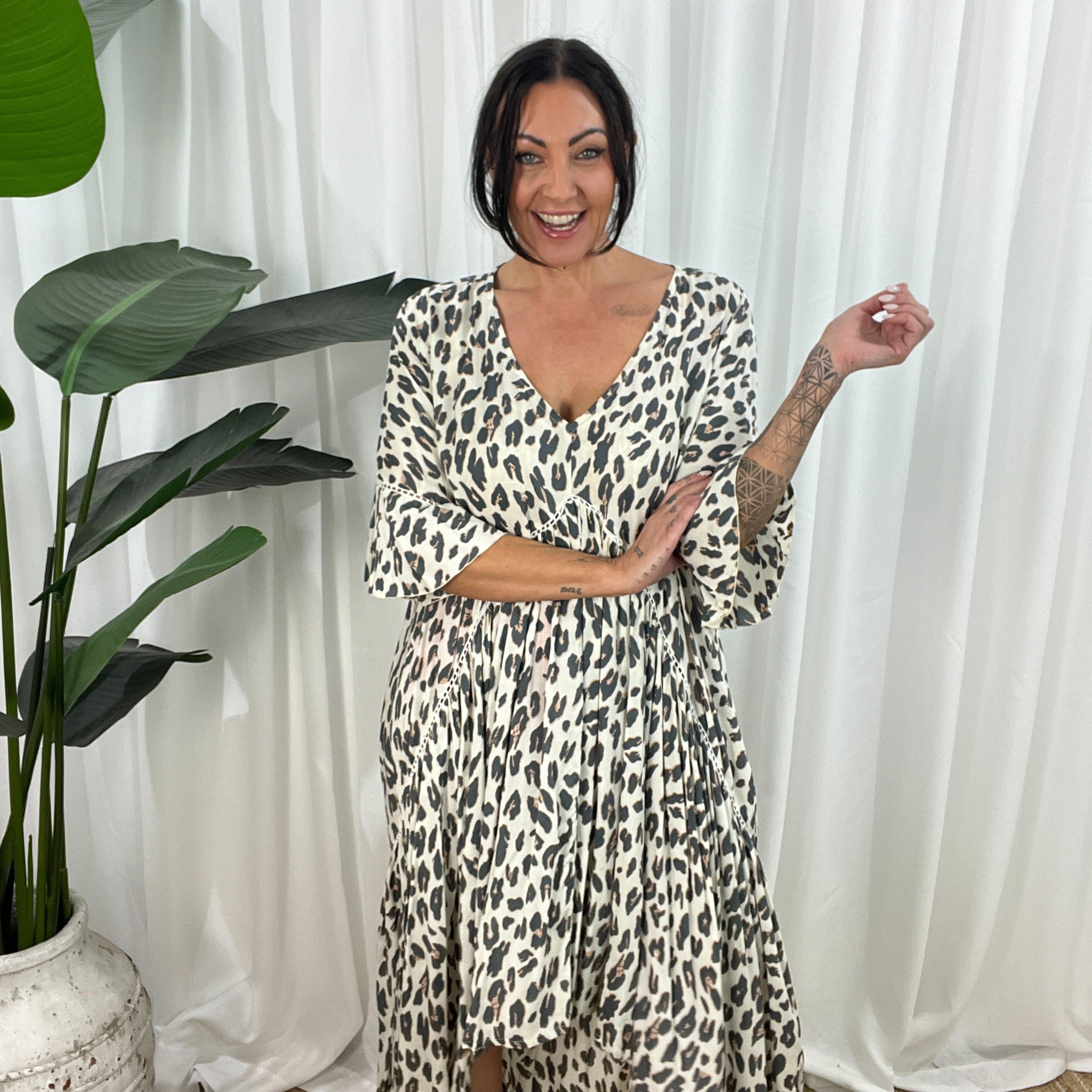 Vestido de mujer - Cuello en V - Corte fluido - Mangas 3/4 - Estampado animal moderno