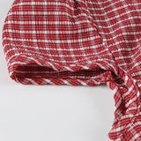 Blusa entallada con estampado de cuadros preppy y cuello abotonado.