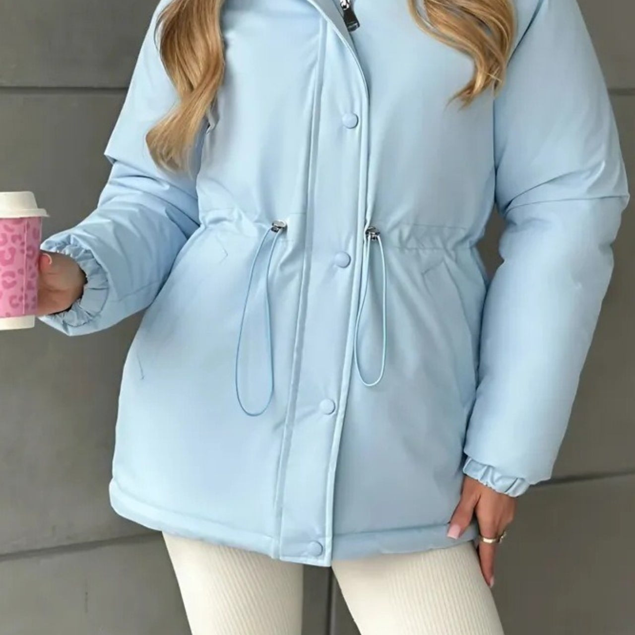 Chaqueta deportiva de ocio y exterior con cintura ajustable con cordón, ideal para montañismo y actividades al aire libre.