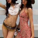 Vestido mini vintage con cuadros rojos y escote pronunciado en la espalda.