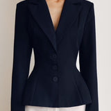 Blazer entallado con escote en pico y hombros acolchados, manga larga.