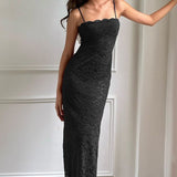 Vestido maxi sexy ajustado con tirantes finos y aberturas de encaje.