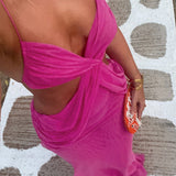 Vestido largo transparente, sin espalda, con lazo en la cintura y abertura.