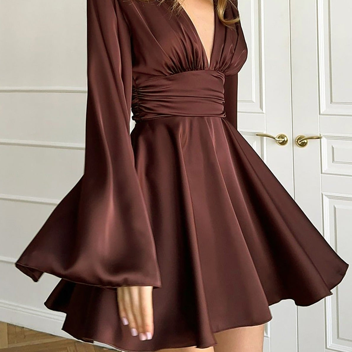 Vestido corto entallado de manga larga y escote en pico con lazo.