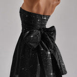 Elegante minivestido de noche ajustado y sin tirantes.