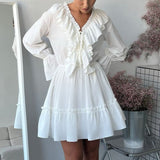 Vestido corto de gasa con escote en pico y mangas acampanadas