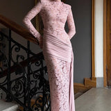 Elegante vestido largo con aberturas de encaje floral.
