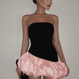 Elegante minivestido sin tirantes con paneles de terciopelo y un fruncido abullonado.